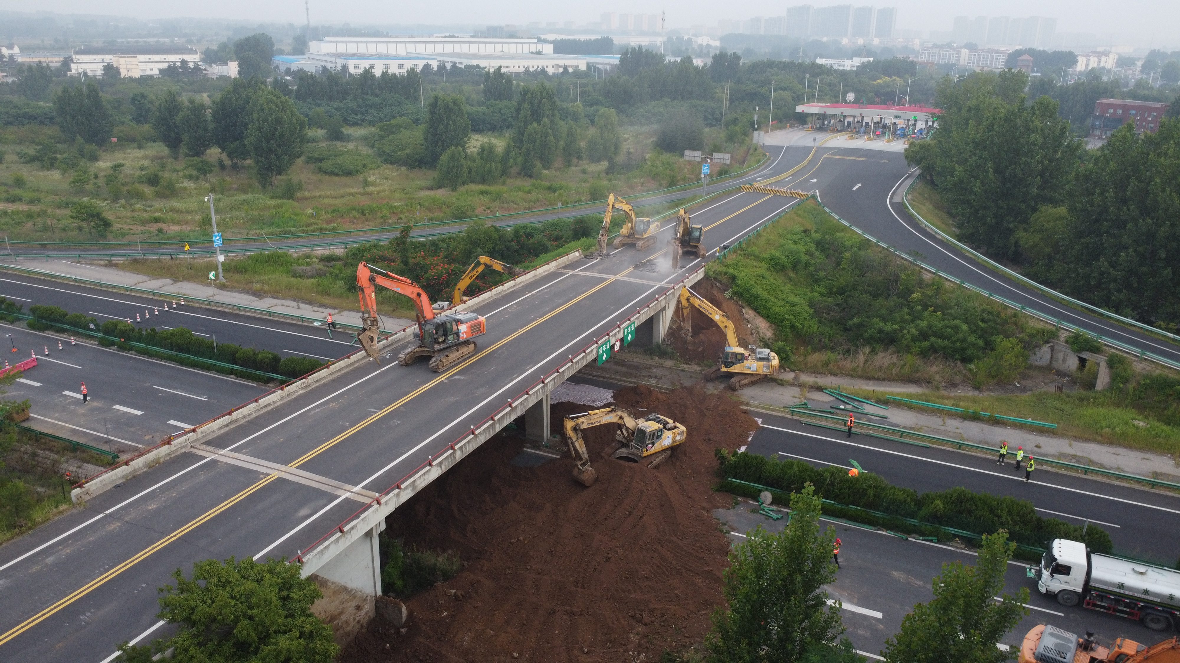 图1 青兰高速改扩建工程跨线桥拆除现场