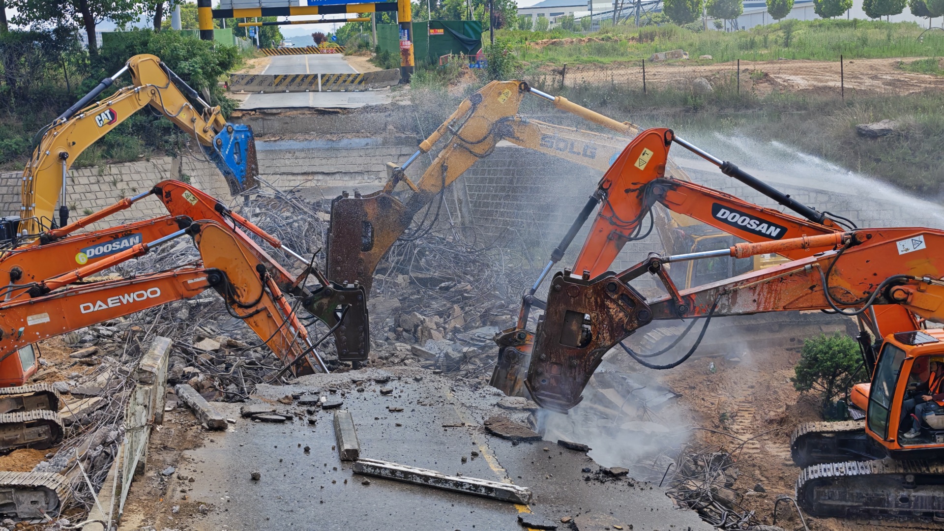 图3 青兰高速改扩建工程跨线桥拆除现场